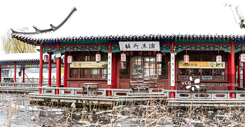 雪中的山东济南大明湖风景区超然楼九曲亭明湖楼佛山倒影绿地中心城市建筑都市风景景观图片素材