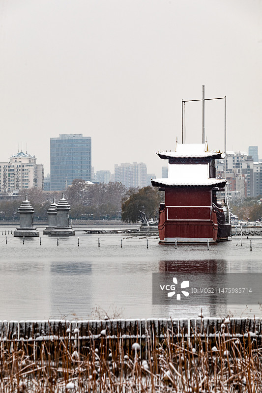 雪中的山东济南大明湖风景区超然楼九曲亭明湖楼佛山倒影绿地中心城市建筑都市风景景观图片素材