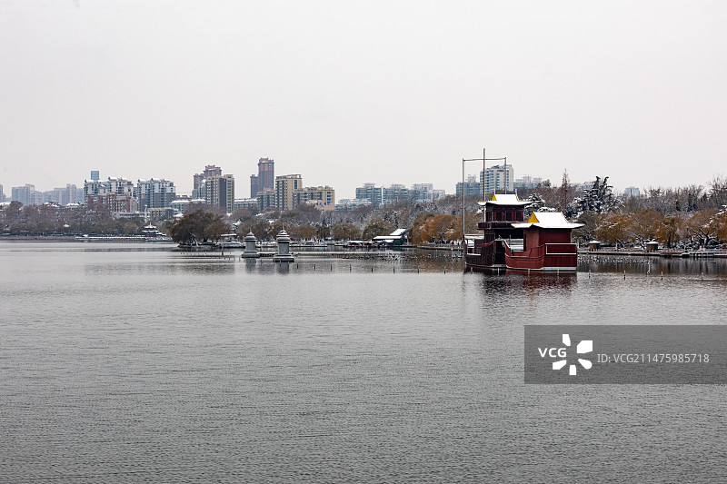 雪中的山东济南大明湖风景区超然楼九曲亭明湖楼佛山倒影绿地中心城市建筑都市风景景观图片素材