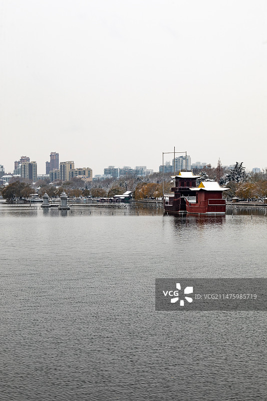 雪中的山东济南大明湖风景区超然楼九曲亭明湖楼佛山倒影绿地中心城市建筑都市风景景观图片素材