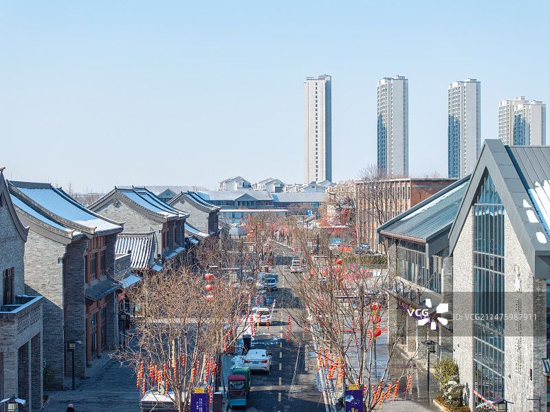 周口关帝老街商业街新年雪景图片素材