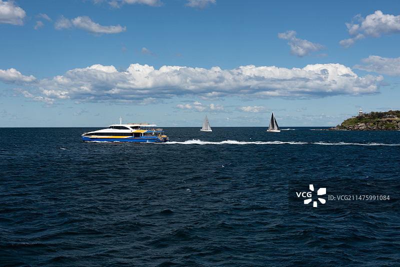 蓝天白云下的帆船和游轮图片素材