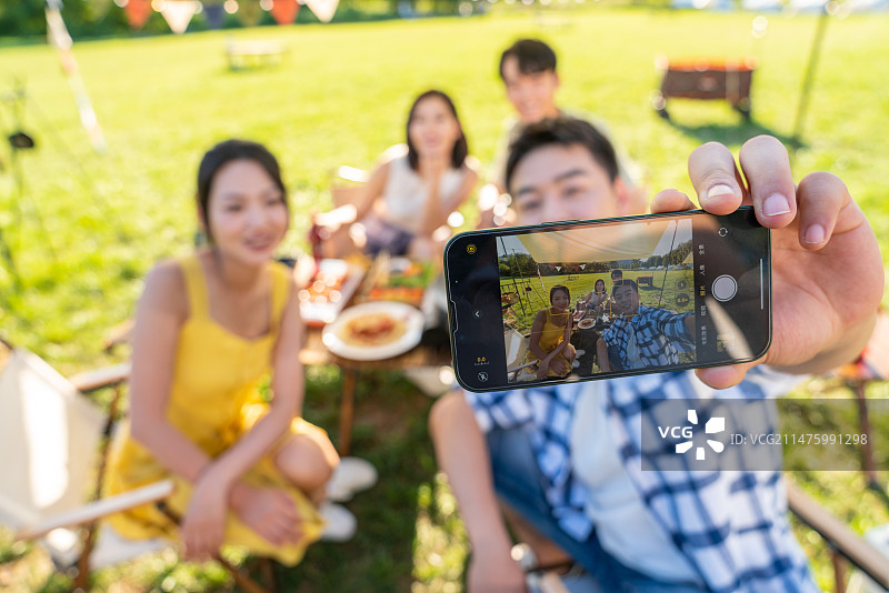 一群人坐天幕下聚餐图片素材