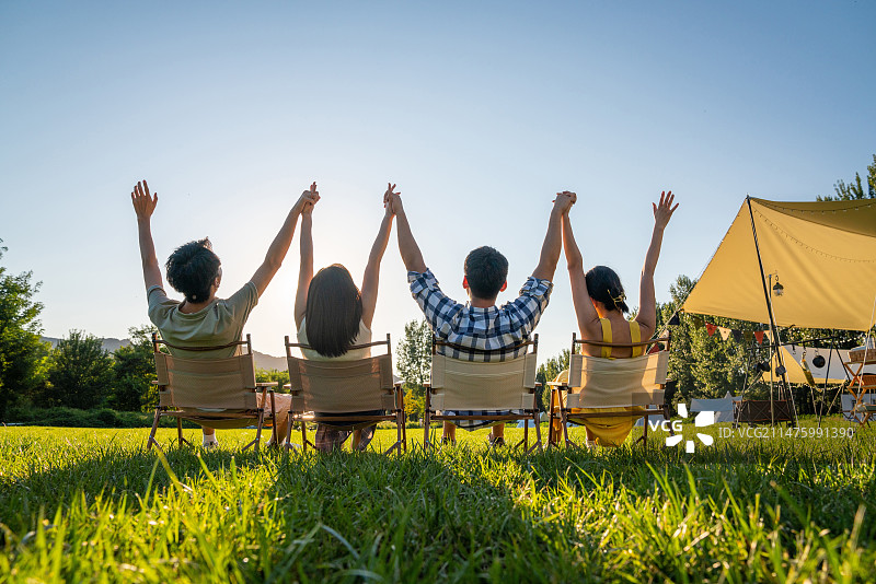 一群人坐着享受阳光图片素材