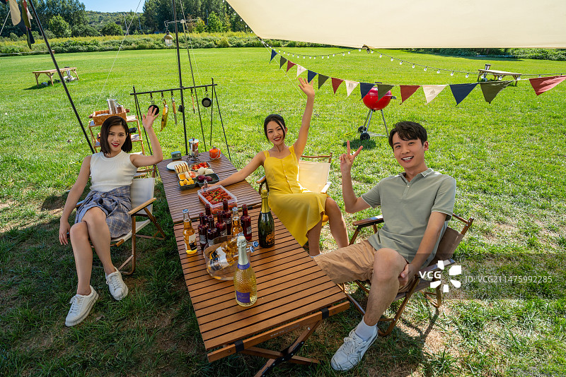 一群人坐天幕下聚餐图片素材