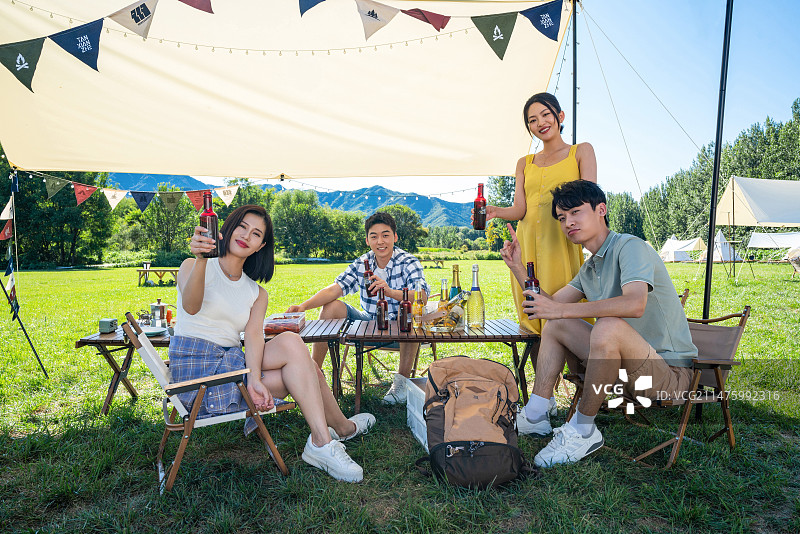 一群人坐天幕下聚餐图片素材