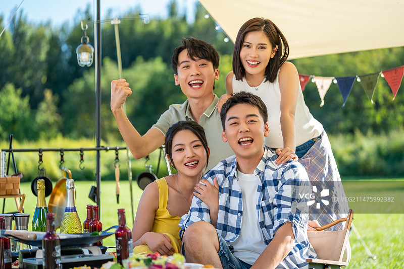 一群人坐天幕下聚餐图片素材