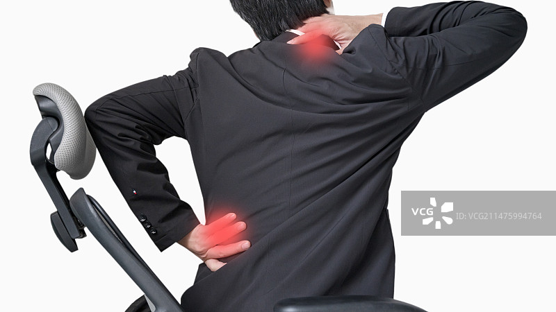 男人坐在办公椅上，常见疾病颈椎病腰椎病图片图片素材