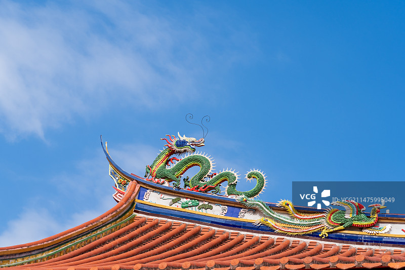 低视角拍摄中国传统建筑飞檐上的龙图案图片素材