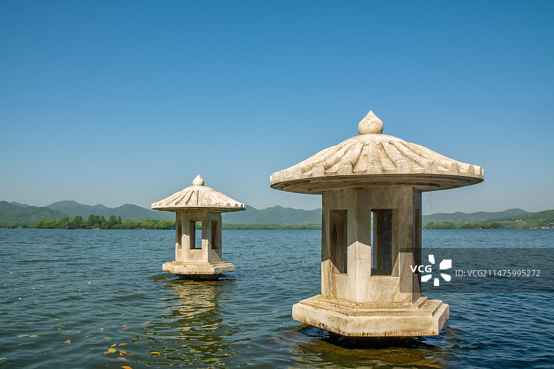 西湖 杭州西湖风光 西湖风景 翠光亭 春天 春景 地标 标志性 石灯幢 石灯塔 石灯 石塔图片素材