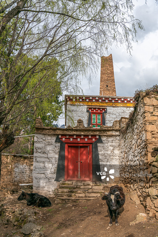 中国四川甘孜丹巴中路藏寨碉楼图片素材