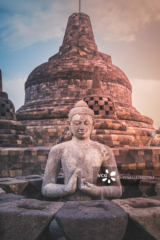 印尼爪哇岛日惹婆罗浮屠神庙Borobudur佛头神像世界文化遗产图片素材
