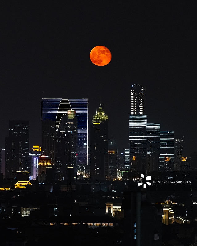满月从苏州工业园区地标群升起图片素材