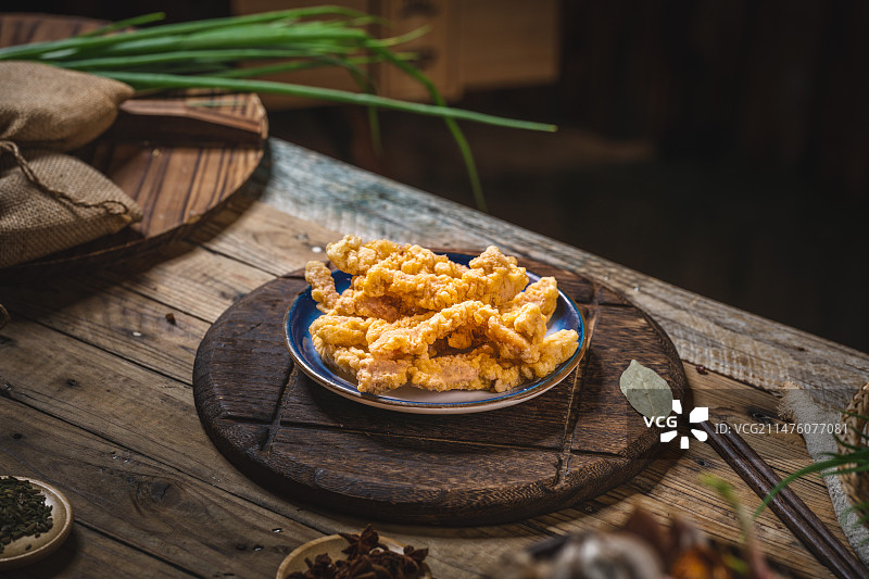 都江堰青城山特色美食农家菜腊肉腊排骨香酥肉 油炸小酥肉 香炸小酥肉 炸酥肉 农家小酥肉 五香炸酥肉图片素材