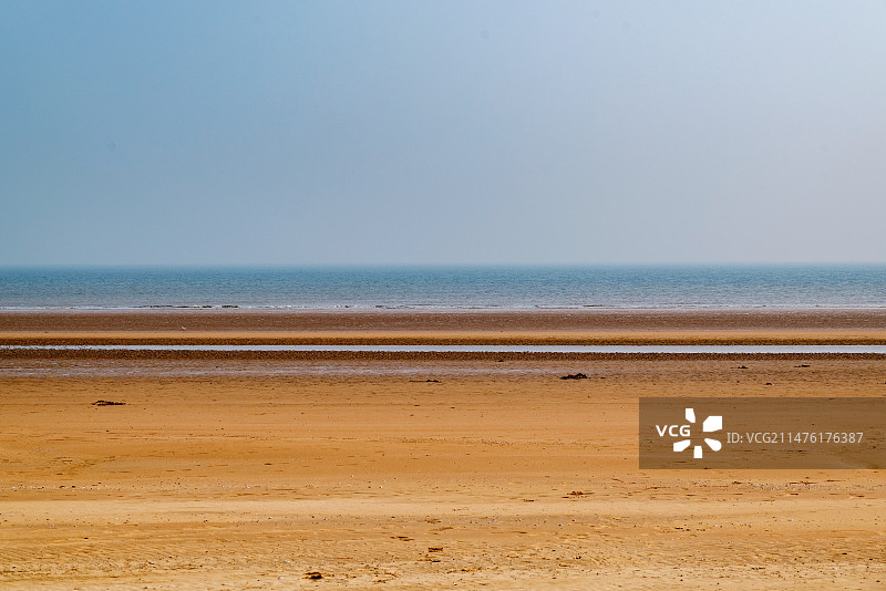 山东日照海滨国家森林公园蓝天下的海滩图片素材