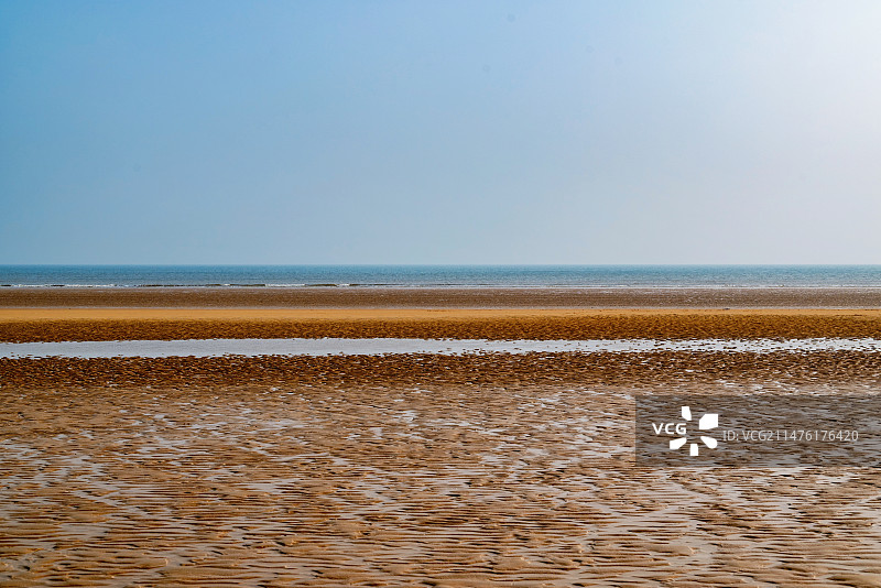 山东日照海滨国家森林公园蓝天下的海滩图片素材