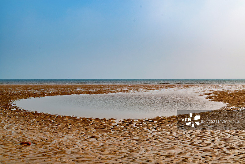 山东日照海滨国家森林公园蓝天下的海滩图片素材