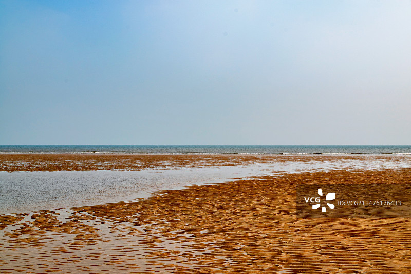 山东日照海滨国家森林公园蓝天下的海滩图片素材