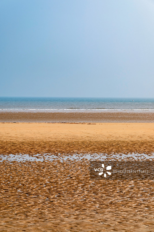 山东日照海滨国家森林公园蓝天下的海滩图片素材