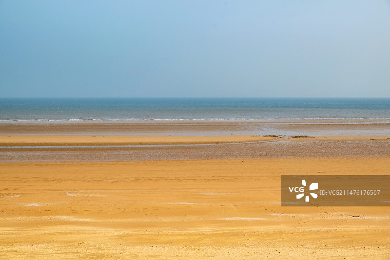 山东日照海滨国家森林公园蓝天下的海滩图片素材