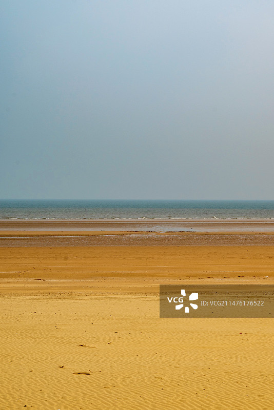 山东日照海滨国家森林公园蓝天下的海滩图片素材