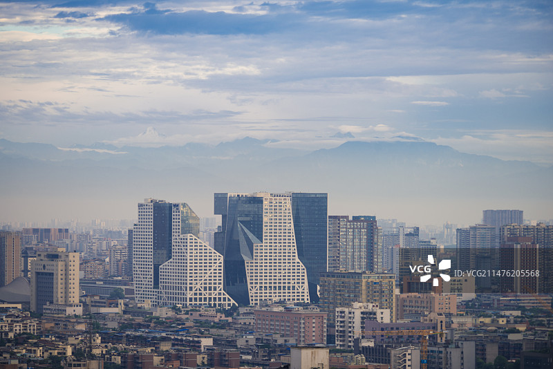 在成都遥望雪山城市风光图片素材
