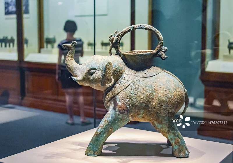 中国首都北京中国国家博物馆,春秋牺尊青铜器大象背着驮着框子工艺品艺术品，室内无人图像摄影图片素材