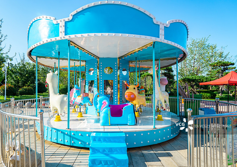 中国户外游乐场拍摄主题，儿童游乐园里的旋转木马，户外白昼无人图像摄影图片素材