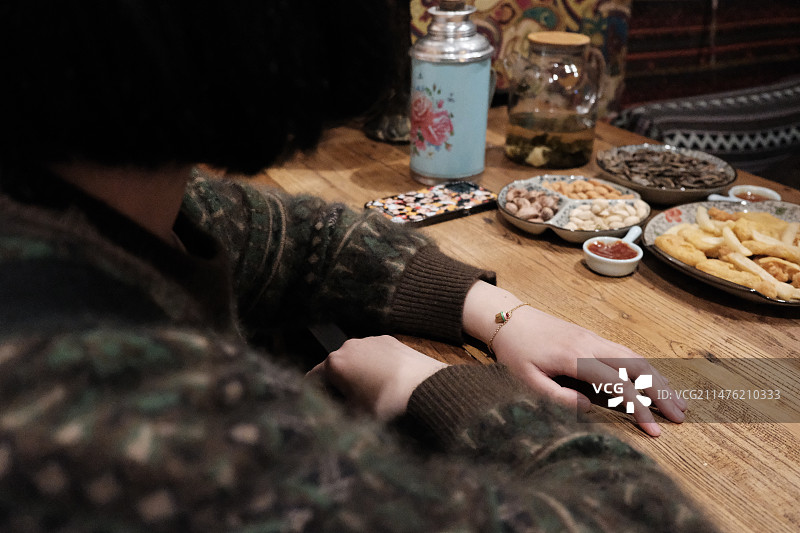 中国休闲娱乐健康生活方式拍摄主题，一堆薯条鸡米花炸鸡瓜子腰果巴旦木开心果食物特写，室内无人图像摄影图片素材