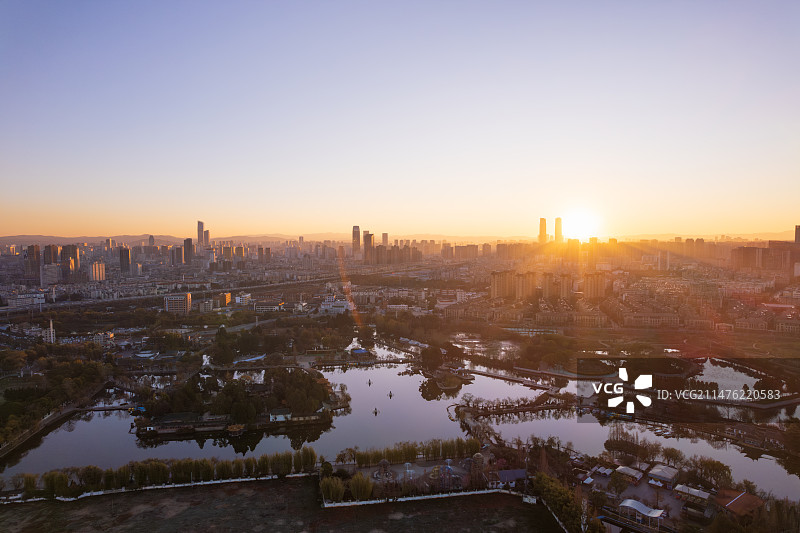 云南昆明市大观公园滇池和昆明双塔恒隆广场城市风光日出清晨航拍视角逆光图片素材