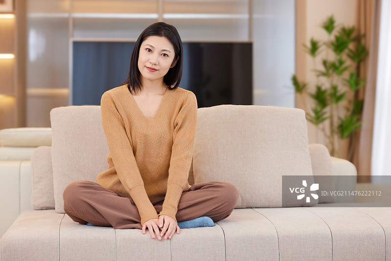坐在沙发上的年轻女子图片素材