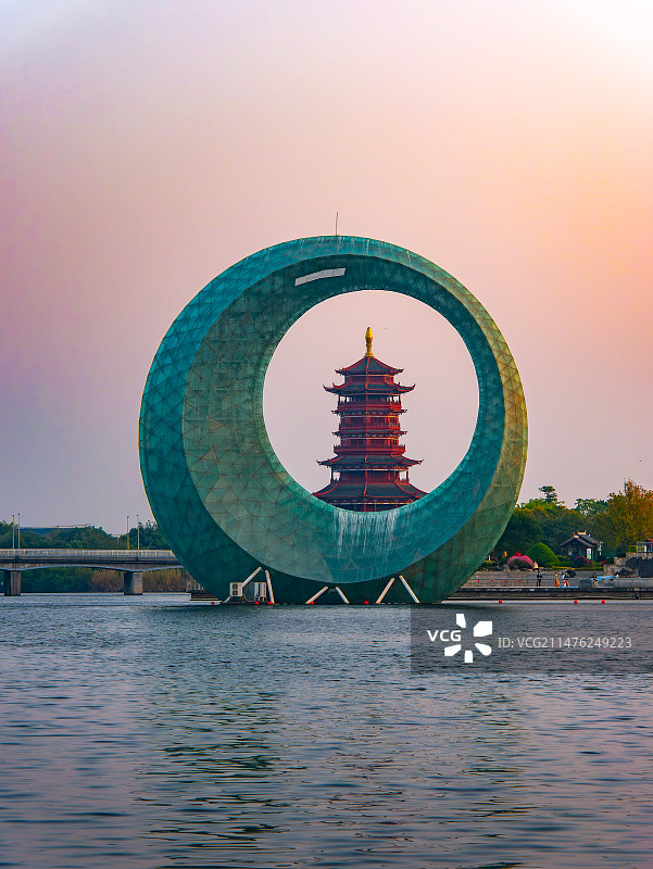 夕阳下的厦门园林博览苑、圆月广场、月光环、杏林阁图片素材