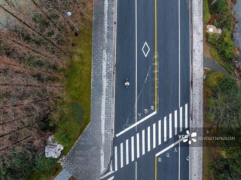航拍扬州网红路长春路，及两旁的瘦西湖、迎宾馆、趣园（左）、扬州宋夹城体育休闲公园（右））图片素材