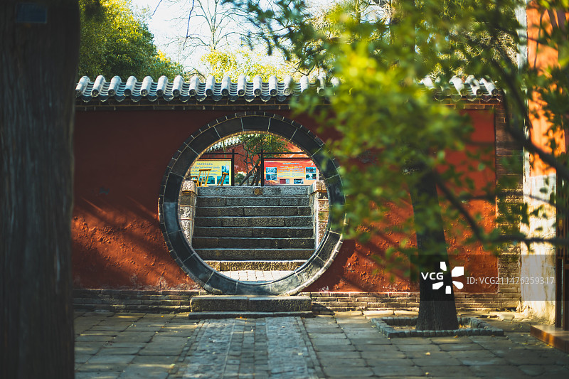 中国山东省泰安市泰山旅游风景区著名景点，普照寺寺庙公园古典风格公园月亮门入口，户外白昼无人图像摄影图片素材