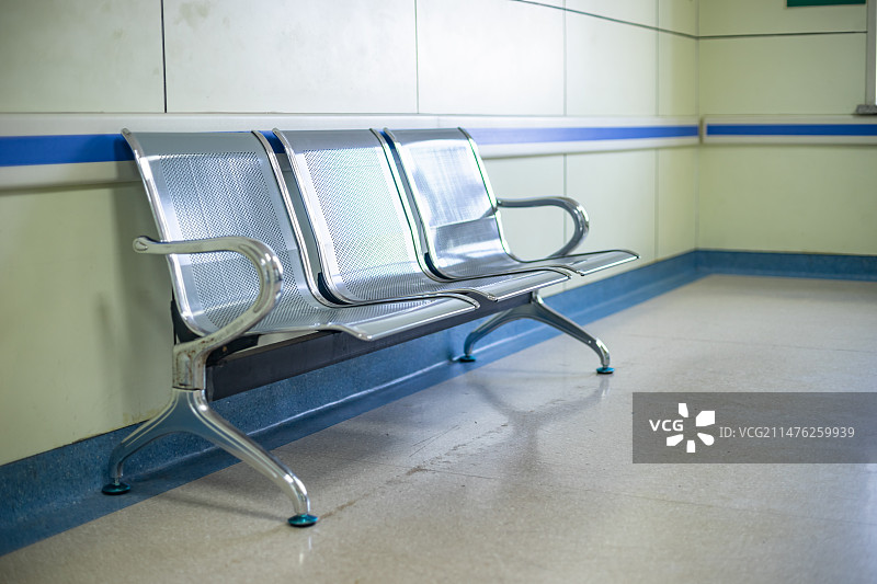 中国医院生病健康检查治病治疗拍摄主题，走廊里一排整齐的重复的长椅座位，室内无人图像摄影图片素材