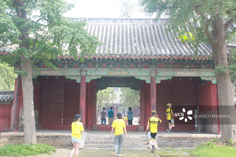 中国国内著名旅游景点摄影主题，山东省济宁市孟子故乡孟庙孟府园林庭院的随墙门，户外白昼无人图像摄影图片素材