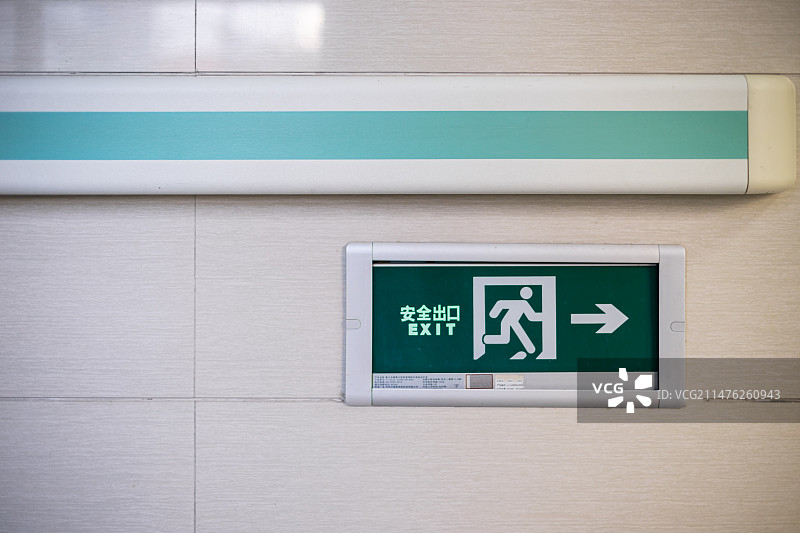 中国城市建筑物拍摄主题，办公大楼内部的白色墙壁和安全通道，室内无人图像摄影图片素材
