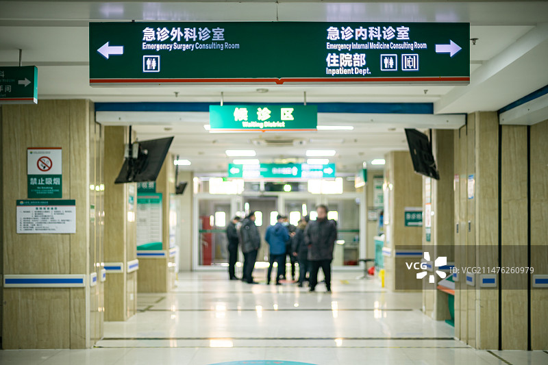 中国医院拍摄主题，门诊部的通道走廊，急诊外科诊室和候诊区挂牌，室内无人图像摄影图片素材