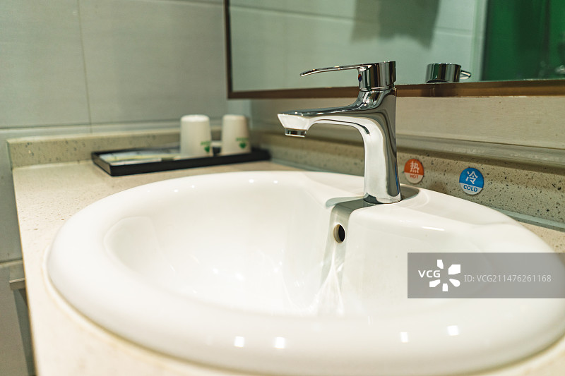 中国房地产城市健康生活拍摄主题，住宅内部环境，厕所洗手盆和架子上的化妆品洗漱用品，室内无人图像摄影图片素材