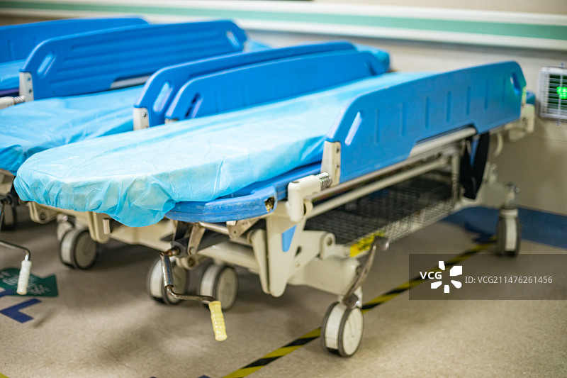 中国医疗器械拍摄主题，医院里的转运车停放区，多台病床，室内图像摄影图片素材