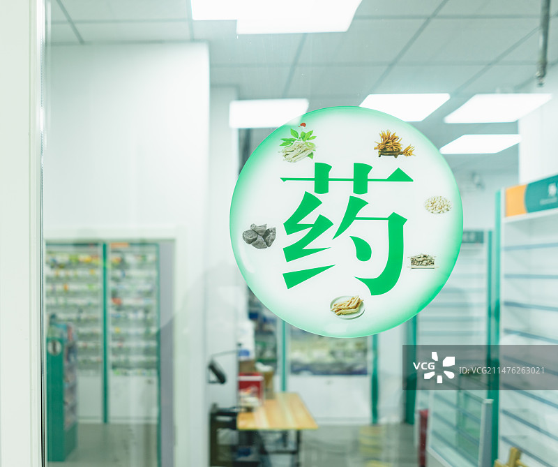 中国医药行业服务拍摄主题，药店药房里明亮的环境和货架上的药物药品，室内无人图像摄影图片素材
