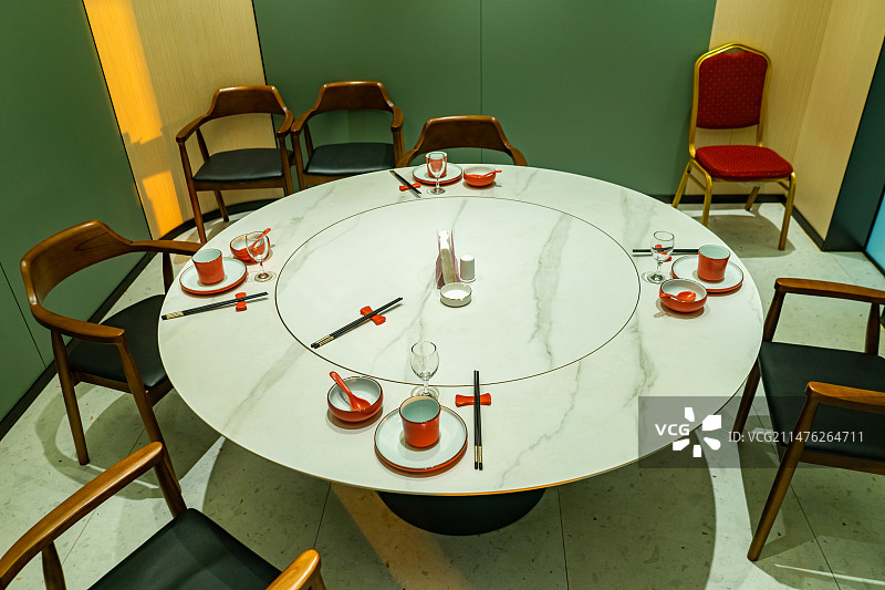 中国餐饮行业，空的餐桌拍摄主题，中国传统木制圆桌上的透明玻璃和餐具，室内无人图像摄影图片素材