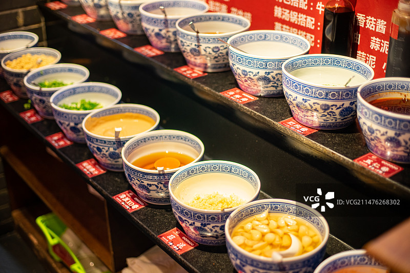 中国饮食产业拍摄主题，火锅店里的各种各样的蘸料小料和调味品，室内无人图像摄影图片素材