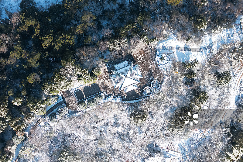 曙光亭雪景。1月22日，浙江温岭市迎来第一场雪，市区东辉公园的曙光亭银装素裹，分外妖娆。图片素材