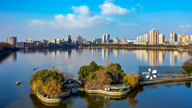 江西省九江市浔阳区甘棠湖/甘棠公园，湖面上有零星的观光小船，春节期间的静谧和睦图片素材