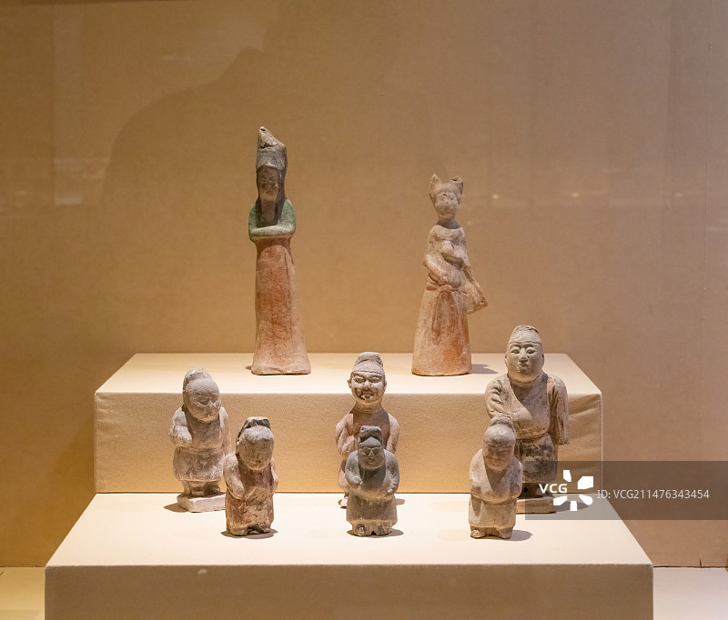 造型艺术，古代陶俑，彩绘挎包女俑图片素材