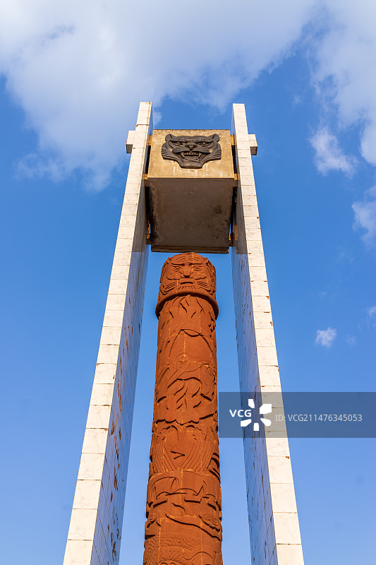 蓝天下云南石林长湖公园彝族图腾柱的低角度视图图片素材
