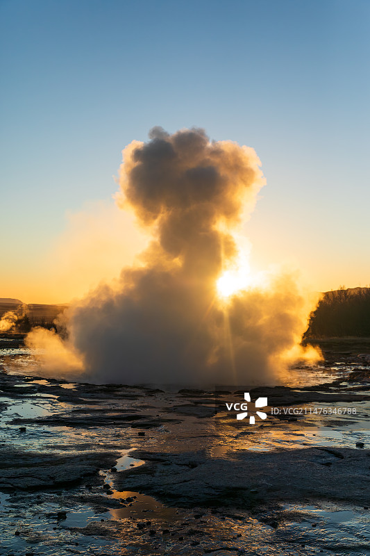 欧洲冰岛地热地区夕阳下的Strokkur间歇泉图片素材