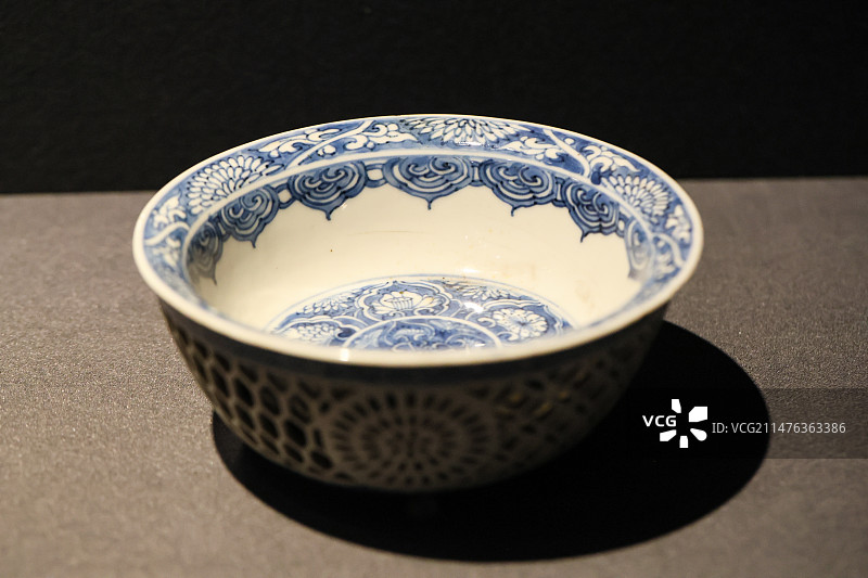 历史之遇中国与西亚古代文明交流展青花镂空花卉纹碗图片素材