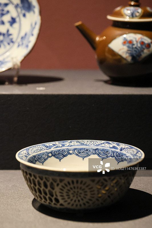 历史之遇中国与西亚古代文明交流展青花镂空花卉纹碗图片素材